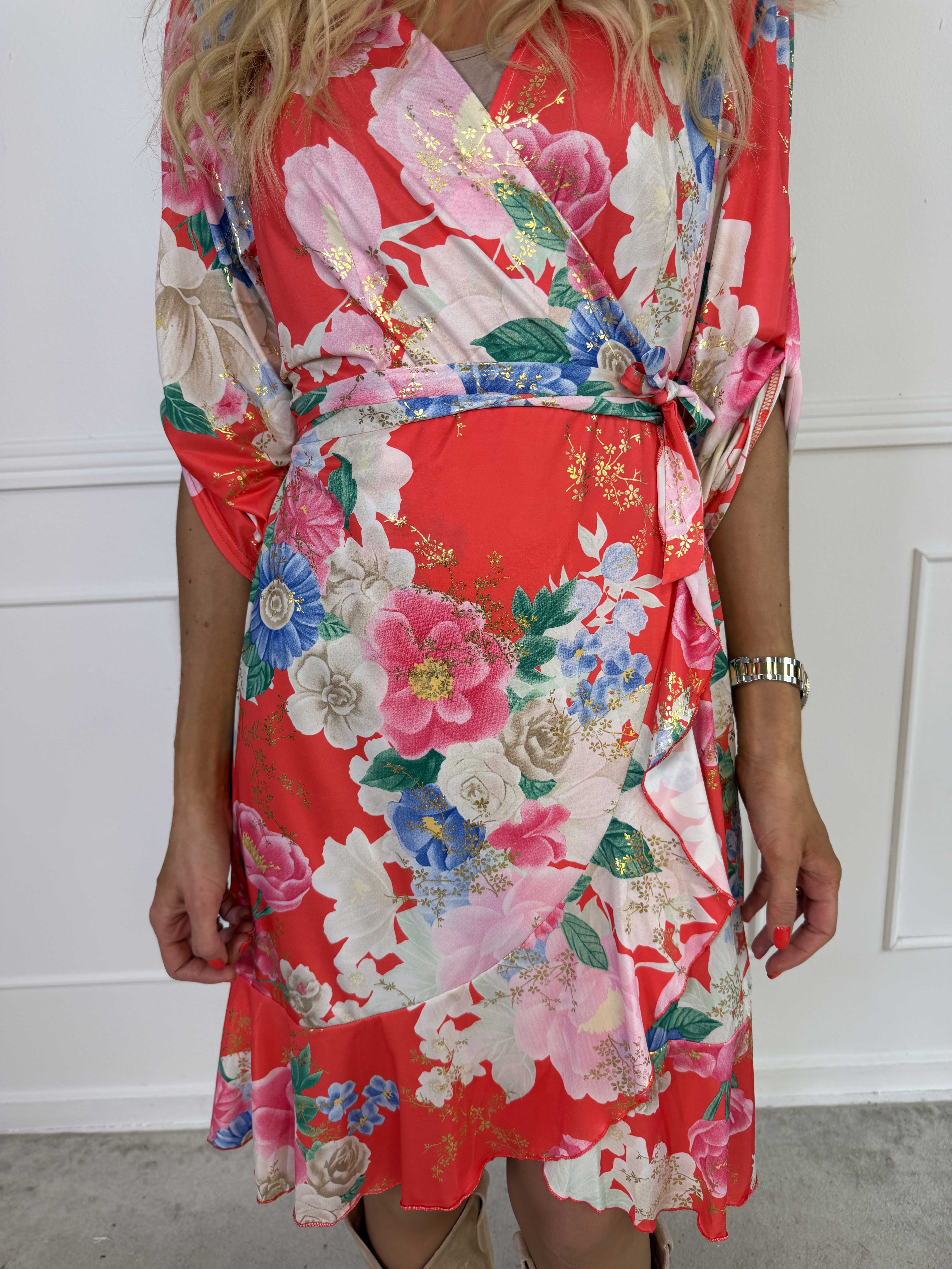 Savina Flower - Blomstret elastisk langærmet kjole i slå-om-look